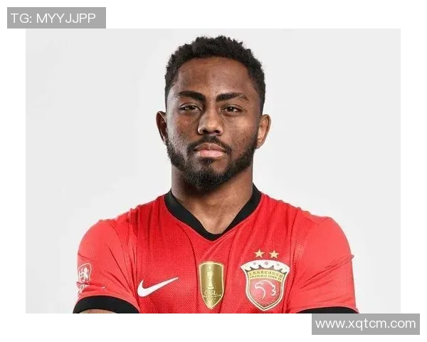 足球明星何统帅最新照片展现其独特魅力与风采引发球迷热议