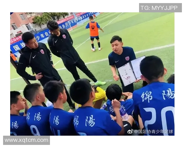 中国足球第一前锋的崛起与挑战：从青训到职业生涯的全景解析